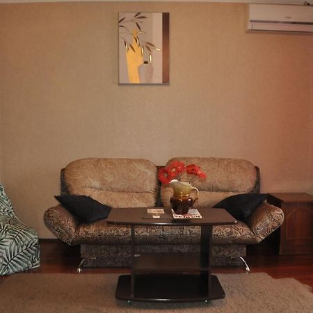 Spacious Apartment With Balcony Кременчук Екстериор снимка
