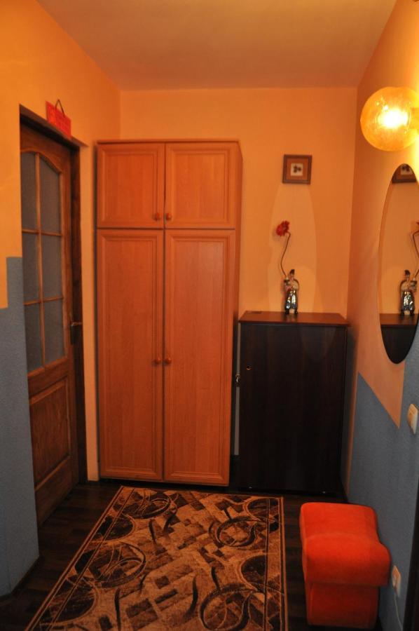 Spacious Apartment With Balcony Кременчук Екстериор снимка