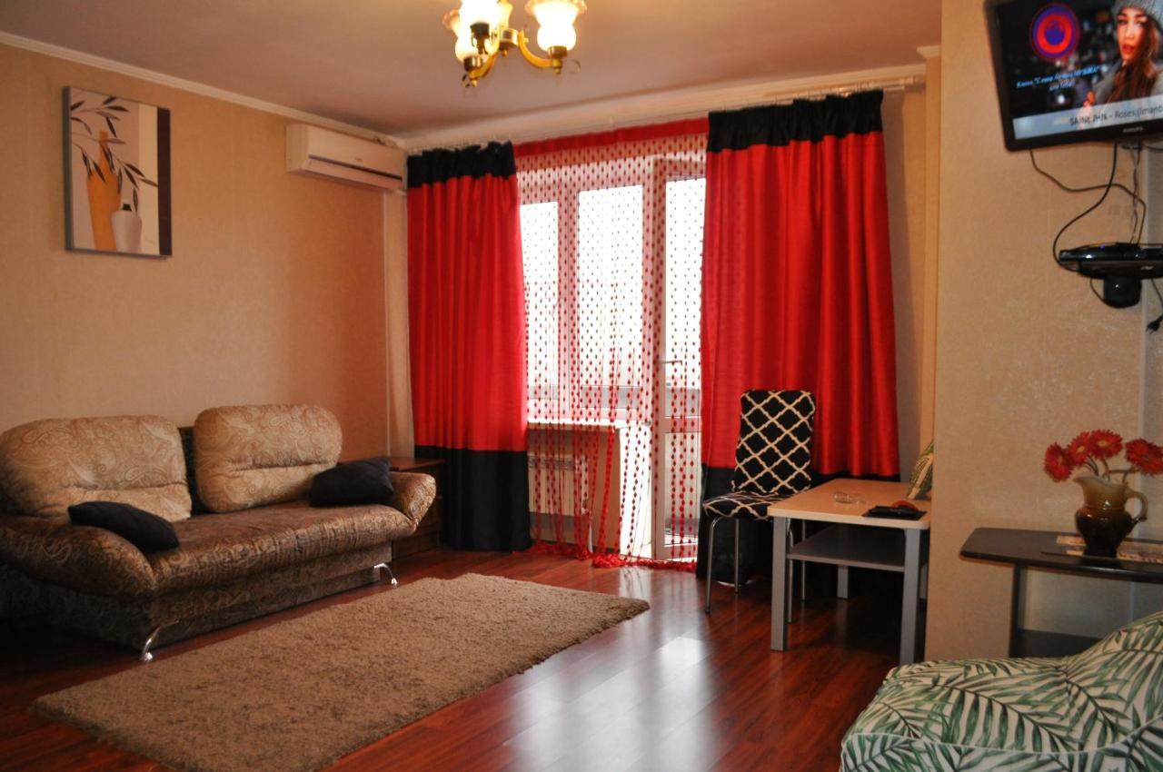 Spacious Apartment With Balcony Кременчук Екстериор снимка