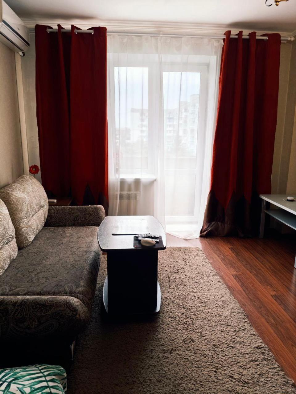 Spacious Apartment With Balcony Кременчук Екстериор снимка